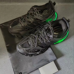 รองเท้าผ้าใบผู้ชายสีดำมีไฟ LED สไตล์ Techwear แบบผูกเชือก รองเท้าลำลอง - Product Image 4