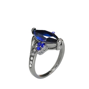Anello dal Design Minimalista per Donne, Stile Geometrico, Accessorio da Dito per Uso Quotidiano - Product Image 1
