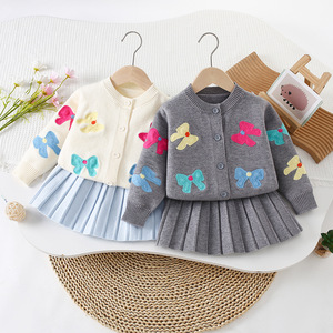 Set Vestito Cardigan Lavorato a Maglia per Bambina con Motivo a Fiocco Ricamato, Maniche Lunghe e Gonna Plissettata, Outfit Carino e alla <span class=keywords><strong>Moda</strong></span> Disponibile in Due Colori - Product Image 2