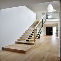 Escalier droit moderne en bois massif pour intérieur, avec marches flottantes et poutre en acier pour villa