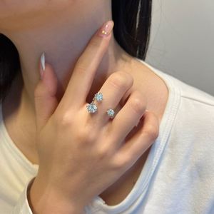 Bague Dylam High Top Jewelry en argent sterling 925 avec trois pierres de moissanite VVS1 couleur D, ouverte et ajustable, pour un usage quotidien - Product Image 2