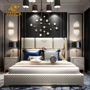 Muebles de dormitorio de lujo italianos para el hogar, venta al por mayor, camas modernas de <span class=keywords><strong>madera</strong></span> de metal dorado con <span class=keywords><strong>cabecero</strong></span> de cuero tamaño King y sábanas - Product Image 1