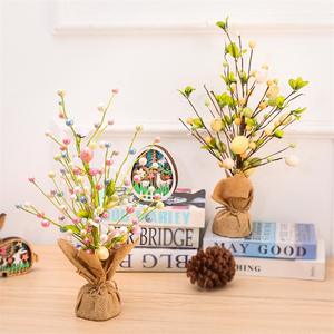 Décoration de bureau LANJO : Mini-arbre artificiel avec branches de tulipes et œufs de Pâques pastel pour l'affichage des fêtes de printemps et de Pâques - Product Image 4