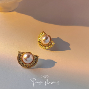 Pendientes de Perlas de Imitación en Forma de Media Luna para Mujer, 1.8x2.3cm, Chapados en <span class=keywords><strong>Oro</strong></span> de 14K, Joyería de Moda Vintage al por Mayor - Product Image 4