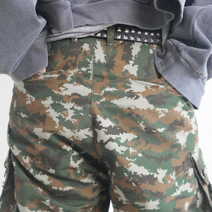 Pantalones Cortos Cargo de Camuflaje con Bolsillos Utilitarios, Diseño Desgastado y Rasgado, Estampado Completo, para Hombre, Diseño de Moda Personalizado, Jeans Anchos de Mezclilla - Product Image 4