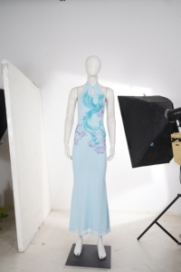 Vestido Cheongsam Largo Azul Claro con Cuello Halter y Estampado de Fénix para Mujer, Estilo Chino 2026, Corte Entallado, Vestido de Fiesta - Product Image 6