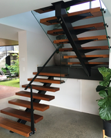 DB Modern Mono Beam Escalier | Lisse simple en acier au carbone avec bandes de roulement en bois massif et garde-corps en verre pour les maisons d'intérieur et d'extérieur