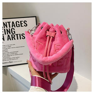 设计师时尚潮流刺绣字母斜挎包高品质毛茸茸手柄肩部保暖毛皮拉绳桶手提包 - Product Image 4