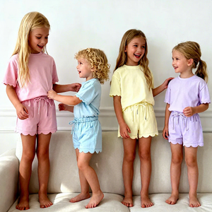 Set di Abbigliamento per Bambini all'Ingrosso, Magliette Estive in Cotone con Bordi Sfrangiati + Pantaloncini Personalizzati per Bambine - Product Image 1