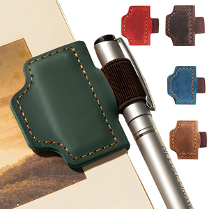 Segnalibro Magnetico Personalizzato in Pelle con Iniziali, Portapenne Integrato, per Lettori, Donne, Uomini, Insegnanti, Amanti dei Libri - Product Image 1