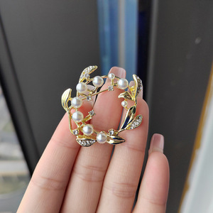 เข็มกลัดรูปดอกไม้เคลือบทองอัลลอยด์แบบหยดน้ำสุดหรู ดีไซน์สั่งทำได้ ของขวัญงานแต่งงาน งานหมั้น งานเลี้ยง ประดับคริสตัล - Product Image 6