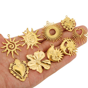 Vente en gros d'accessoires de bijoux en acier inoxydable : pendentifs en forme de spirale anti-moustiques, visage soleil, fleur, cœur, pour boucles d'oreilles et colliers DIY - Product Image 5