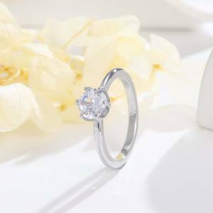 Bague en Acier Inoxydable Plaqué Or 18K et Argent Bicolore avec Zircon Rond à Six Griffes - Bijou Classique de Luxe Léger pour le Quotidien - Product Image 4