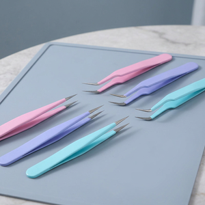 Pinzas para Pestañas de Acero Inoxidable de Alta Calidad con Punta Suave Color Rosa Personalizadas para Mujer de Gold Tier Medical Instruments Company - Product Image 2