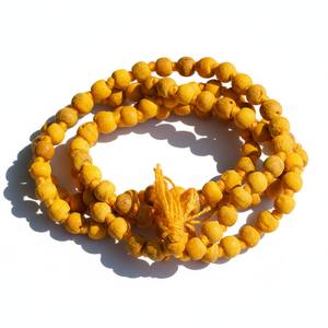 Collar de Oración Jap Mala de Madera con 108 Cuentas Amarillas de Cúrcuma Haldi, para Meditación, Canto y Prácticas Espirituales, Suministro a Granel, Empaquetado en Caja - Product Image 1