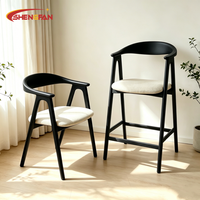 Chaises design en bois de style italien, ensemble table et chaises pour salle à manger, îlot de cuisine, bar, restaurant, café, hôtel, chaises hautes de salle à manger