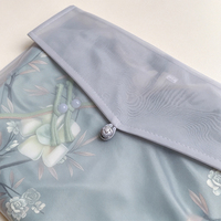 Sac enveloppe élégant de style chinois en organza semi-transparent avec logo personnalisé et fermeture à pompon pour l'emballage de cadeaux vestimentaires