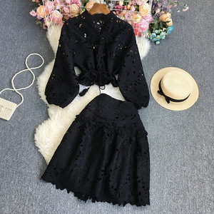 Conjunto de 2 piezas casual de moda para mujer: Camisa de manga larga de color liso con encaje, cuello alto y lazo en la cintura, y falda tipo A con diseño hueco. - Product Image 3