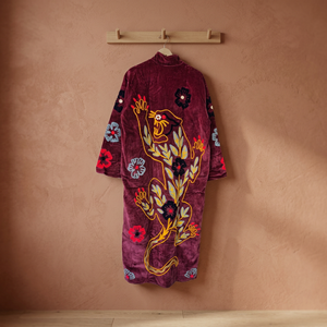 Abrigo Largo de Terciopelo Rojo Marrón Hecho a Mano con Apliques Bordados de Tigre y Flores Multicolores, Venta al Por Mayor - Product Image 2
