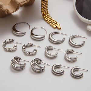 Boucles d'oreilles Huggie à trois couches en forme de C en acier inoxydable, design géométrique, unisexe, pour un usage quotidien - Product Image 4