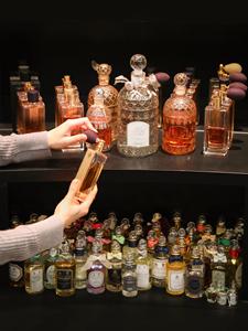 Perfume de Lujo con Aroma a Té Cítrico Picante, Eau de Parfum Moderno de Larga Duración para Hombres y Mujeres, Venta al Por Mayor en EE. UU. - Product Image 4