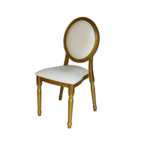Chaise de banquet empilable en tissu blanc et aluminium doré pour mariage, modèle Loui, avec structure et emballage métalliques, vente en gros