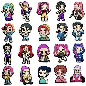 Offre Spéciale Breloques Personnalisées Créatives en PVC 2D Kpop Demon Hunters pour Chaussures Croc, Accessoires de Décoration Anime pour Filles, Vente en Gros - Product Image 2