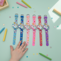 Nouvelle montre en quartz de luxe Licorne bleu-rose-violet avec bracelet en silicone, cadran à aiguilles de 31 mm affichant des personnages de dessins animés lumineux pour enfants