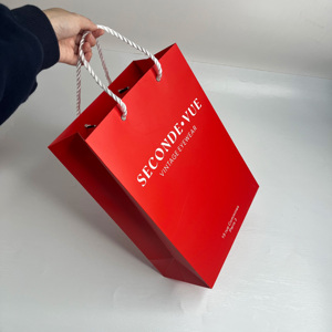 Sacs en papier rouge mat avec estampage à chaud blanc - Sacs shopping personnalisés pour boutiques, vins et cosmétiques - Product Image 5