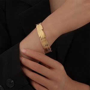 Joyería Hipoalergénica al por Mayor, Pulseras de Plumas Chapadas en Oro - Product Image 4