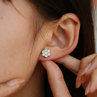 Boucles d'oreilles clous florales entièrement pavées en argent sterling 925 plaqué or avec moissanite ronde, délicates boucles d'oreilles fleur pour femme