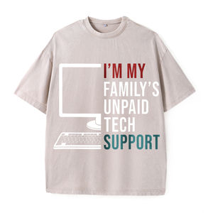 T-shirt unisex nera con grafica di computer e tastiera, design con testo 'I'm My Family's Unpaid Tech Support' per amanti della tecnologia e dell'umorismo - Product Image 3