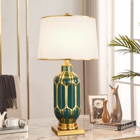 Nuevo diseño decoración del hogar post moderno mesita de noche cuerpo de porcelana forma de tela lámpara de mesa vertical