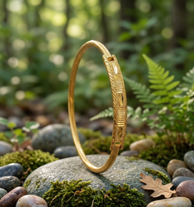 DIVYORO Bracelet de luxe pour femme en or plaqué or avec texture à lignes parallèles, bijou de créateur, mode contemporaine - Product Image 3