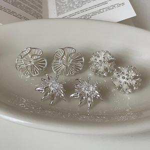 Boucles d'oreilles clous en acier inoxydable polyvalentes à la vente chaude, sans ternissement, imperméables, accessoires de bijoux pour femmes - Product Image 1