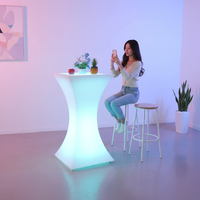 Ensemble de meubles de bar lumineux et modernes, table, chaise, tabouret, avec éclairage LED RVB pour les événements et les fêtes en plein air
