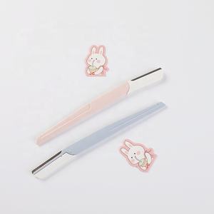 Mini lames de <span class=keywords><strong>rasoir</strong></span> à sourcils en plastique pour femmes Outil de dermaplanage à pointe pointue pour la coupe polyvalente du <span class=keywords><strong>visage</strong></span> et le toilettage au rasage - Product Image 5