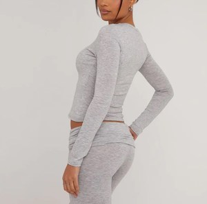 Set da 2 Pezzi Casual con Top a Maniche Lunghe e Collo Tondo in Grigio, T-Shirt Crop Top e Pantaloni Sportivi, Comodo Completo Loungewear da Donna con Logo Personalizzato - Product Image 5