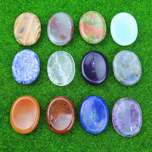 Piedras de Cristal Naturales Portátiles para Aliviar el Estrés, Cristal Tallado a Mano con Grabado, Gua Sha para Meditación y Yoga, 45x35x8MM - Product Image 1