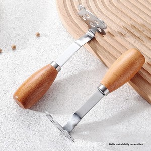 Écrase-pommes de terre manuel en acier inoxydable 304 en forme d'<span class=keywords><strong>ours</strong></span> avec manche en bois, outil pour purée de patate douce et aliments pour bébé, presse-<span class=keywords><strong>ail</strong></span> de cuisine - Product Image 3