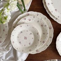 Service de table en céramique rose floral vintage français 2026 avec bord festonné en dentelle, ensemble de tasses et assiettes en porcelaine pour la location événementielle