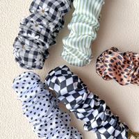 En gros, Porte-clés ouvre-bouteille en métal Panda au design à carreaux élégant, avec dragonne extensible style scrunchie
