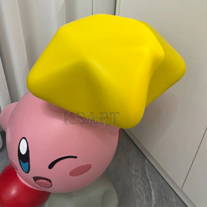 Figura de Star <span class=keywords><strong>Kirby</strong></span> Landing, colocada junto al mueble de TV de la sala de estar, frente al sofá, una gran obra de arte. - Product Image 5