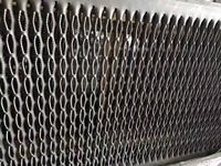 Grille en acier dentelé d'usine professionnelle plaque de bouche de crocodile plaque antidérapante utilisée dans la grille de bande de roulement d'escalier de sécurité d'escalier