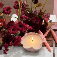 Bougie décorative en cire de soja botanique, élégante, rose vif, en porcelaine, à bord festonné, pour centre de table de Noël.