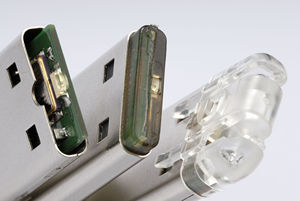 Herramienta de moldeo de baja presión para alivio de tensión de cable USB - Product Image 4