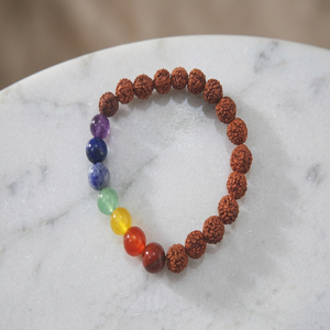 Bracelet artisanal en pierres précieuses naturelles Rudraksha 7 chakras, perles de cristal, pierres semi-précieuses - Product Image 1