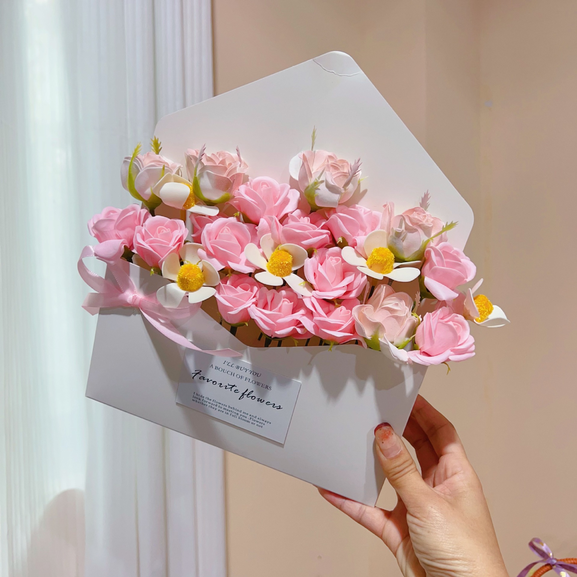 Caja de flores con sobre "Beso de Hada"