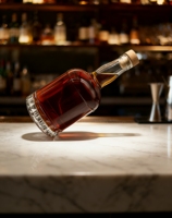 Vente en gros de bouteilles à whisky rondes transparentes de 700 ml et 750 ml avec bouchon en bois, bouteilles à spiritueux classiques de qualité supérieure