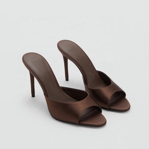 <span class=keywords><strong>Sandali</strong></span> Estivi da Donna Slip-On in Raso con Punta Aperta, <span class=keywords><strong>Tacco</strong></span> a Spillo Super Alto, Suola in Gomma e Design Senza Cinturino Posteriore - Product Image 2